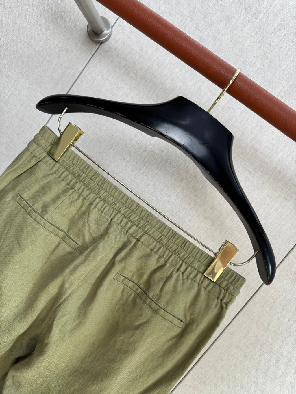 Loro Piana Leinenhose Olivgrün – Leichte Sommerhose mit Elastikbund