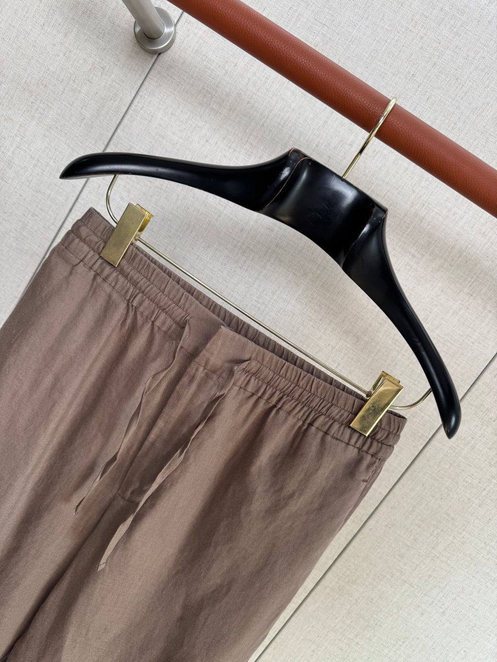 Loro Piana Leinenhose Braun – Leichte Sommerhose mit Elastikbund und Kordelzug