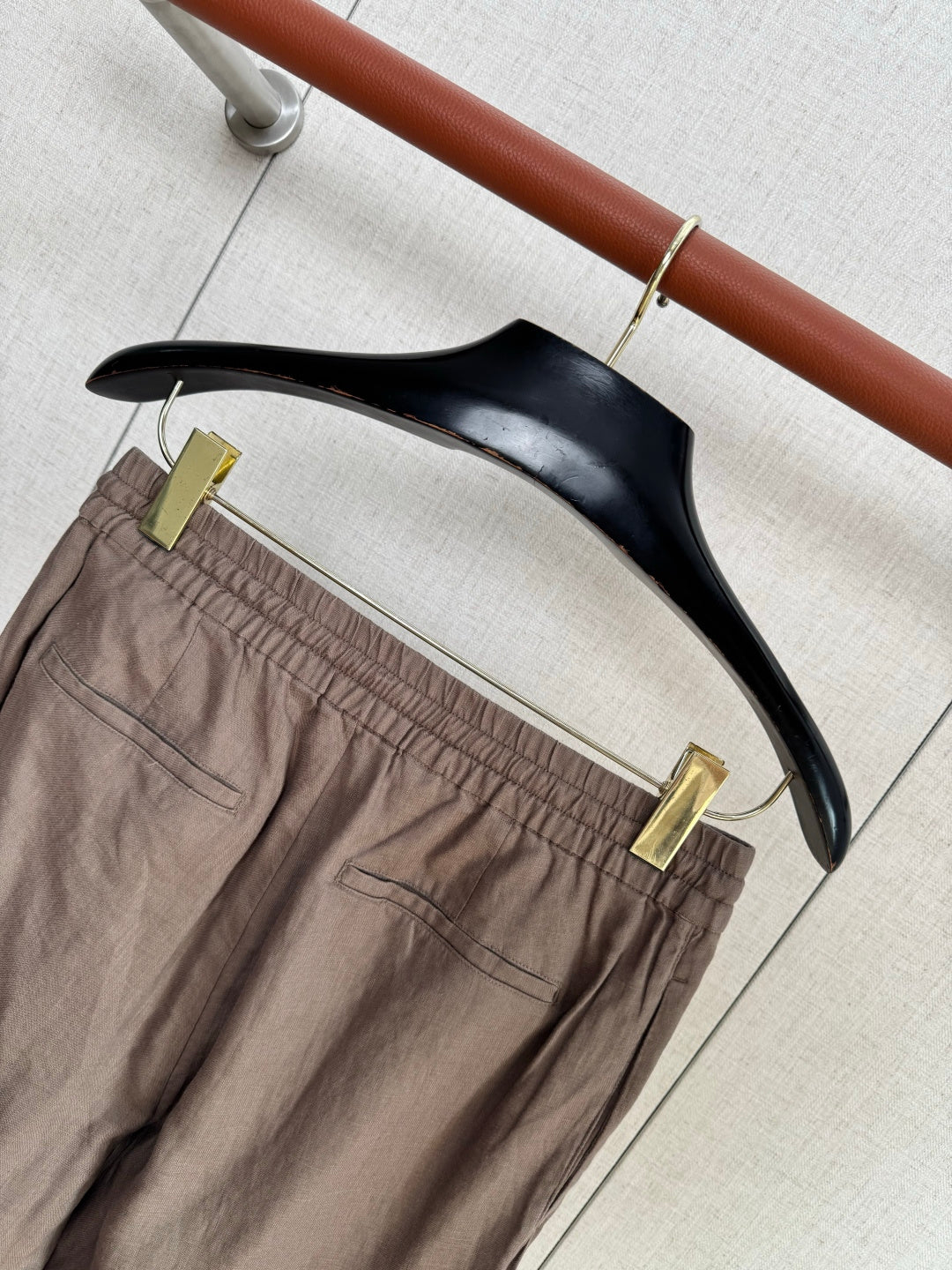 Loro Piana Leinenhose Braun – Leichte Sommerhose mit Elastikbund und Kordelzug