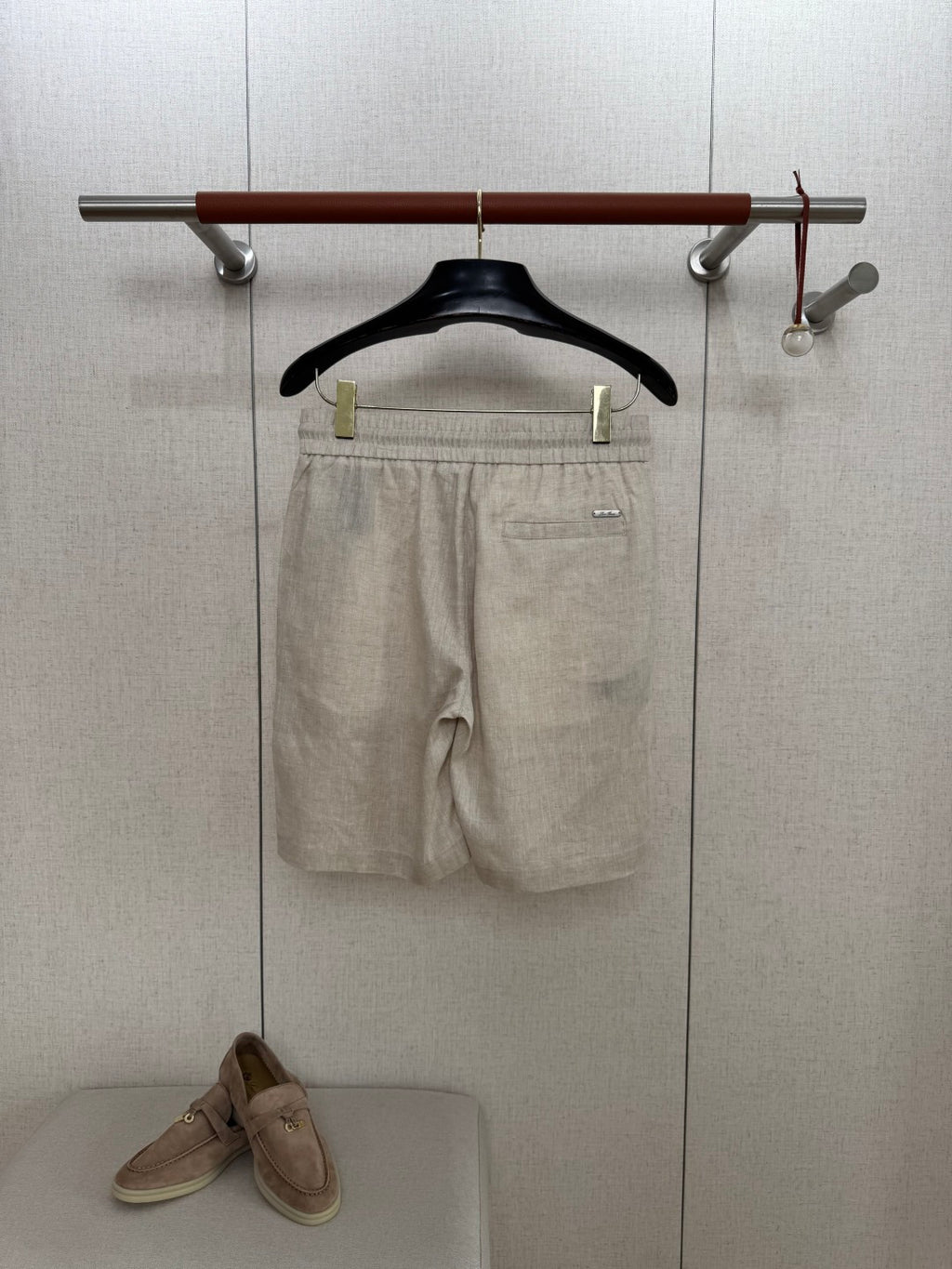 Loro Piana Shorts Beige – Leichte Leinenshorts mit Elastikbund und Kordelzug