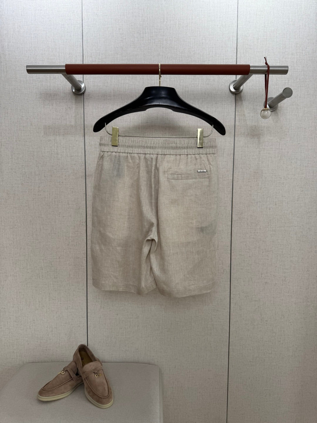 Loro Piana Shorts Beige – Leichte Leinenshorts mit Elastikbund und Kordelzug