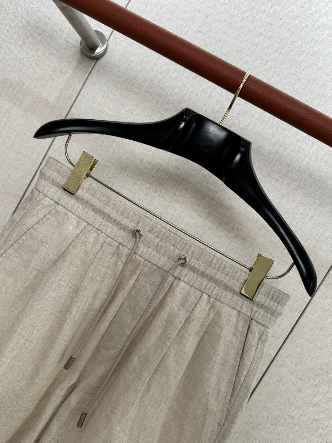 Loro Piana Shorts Beige – Leichte Leinenshorts mit Elastikbund und Kordelzug