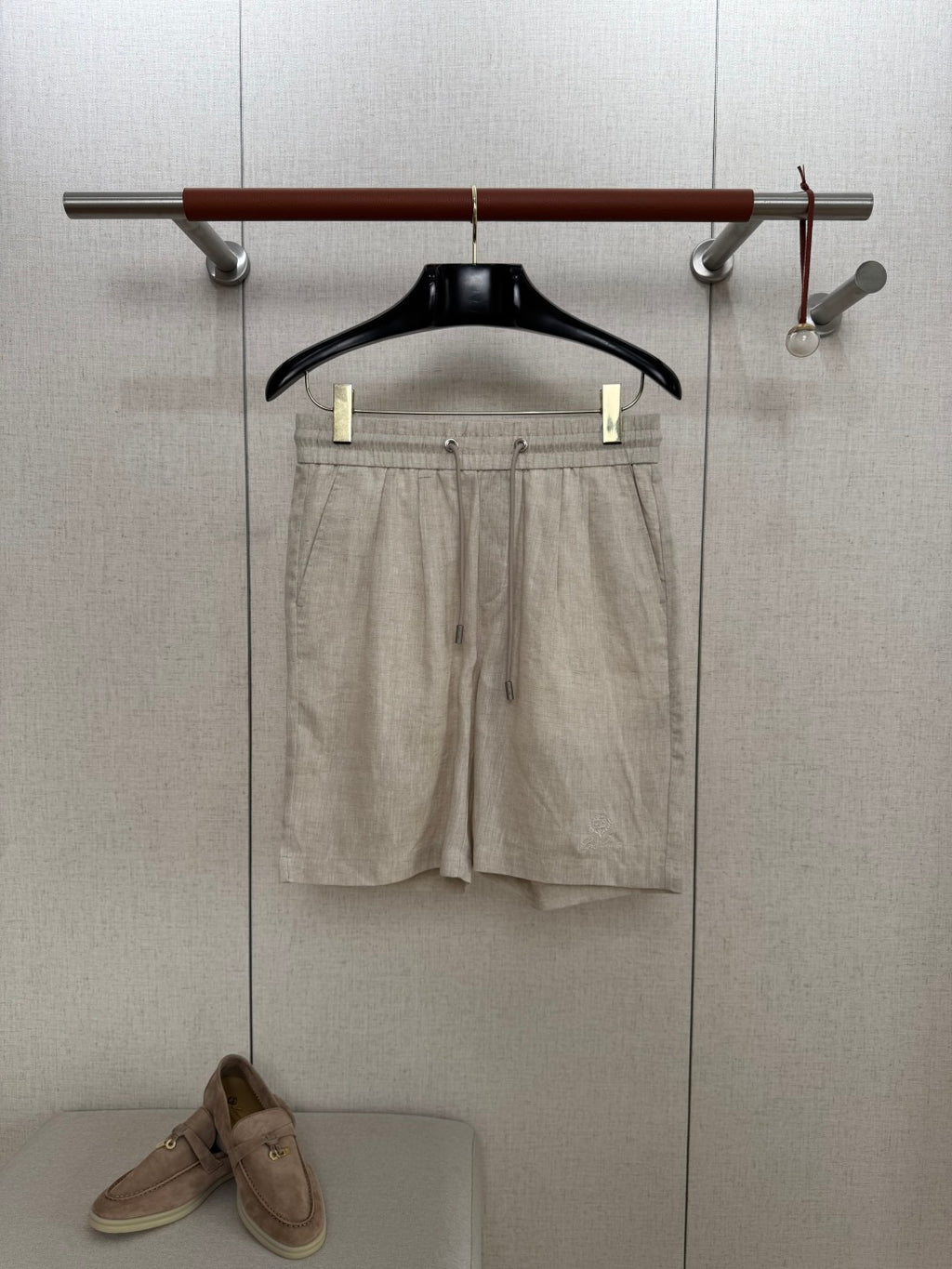 Loro Piana Shorts Beige – Leichte Leinenshorts mit Elastikbund und Kordelzug