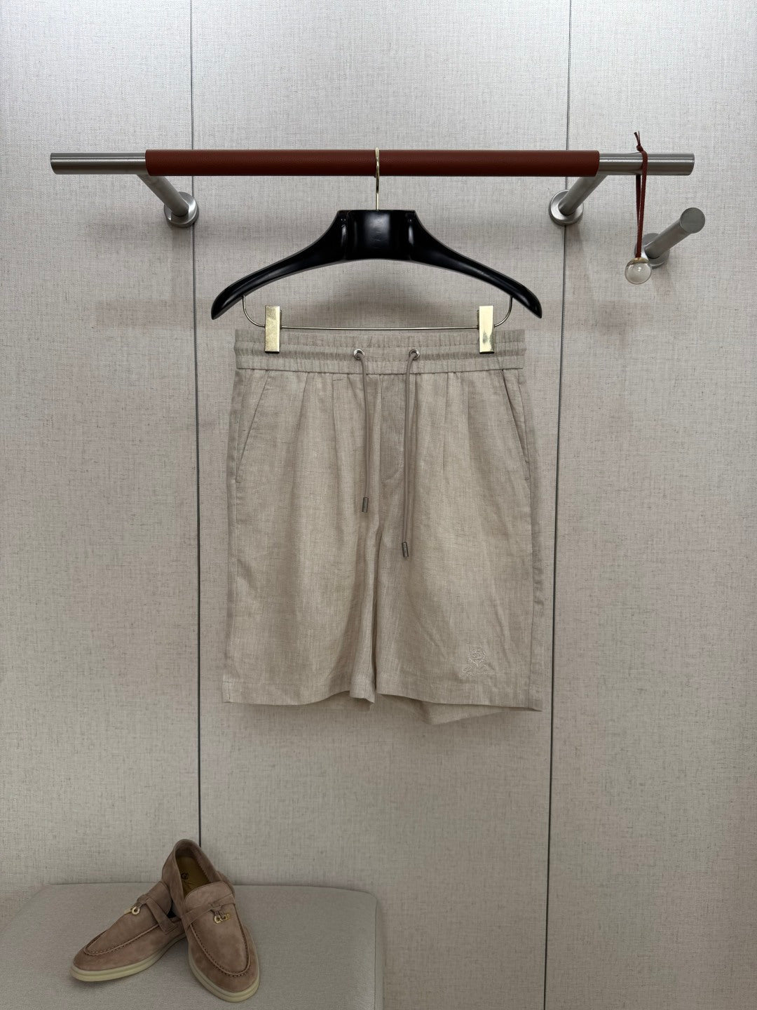 Loro Piana Shorts Beige – Leichte Leinenshorts mit Elastikbund und Kordelzug