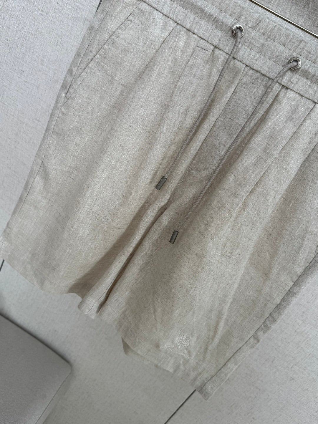 Loro Piana Shorts Beige – Leichte Leinenshorts mit Elastikbund und Kordelzug