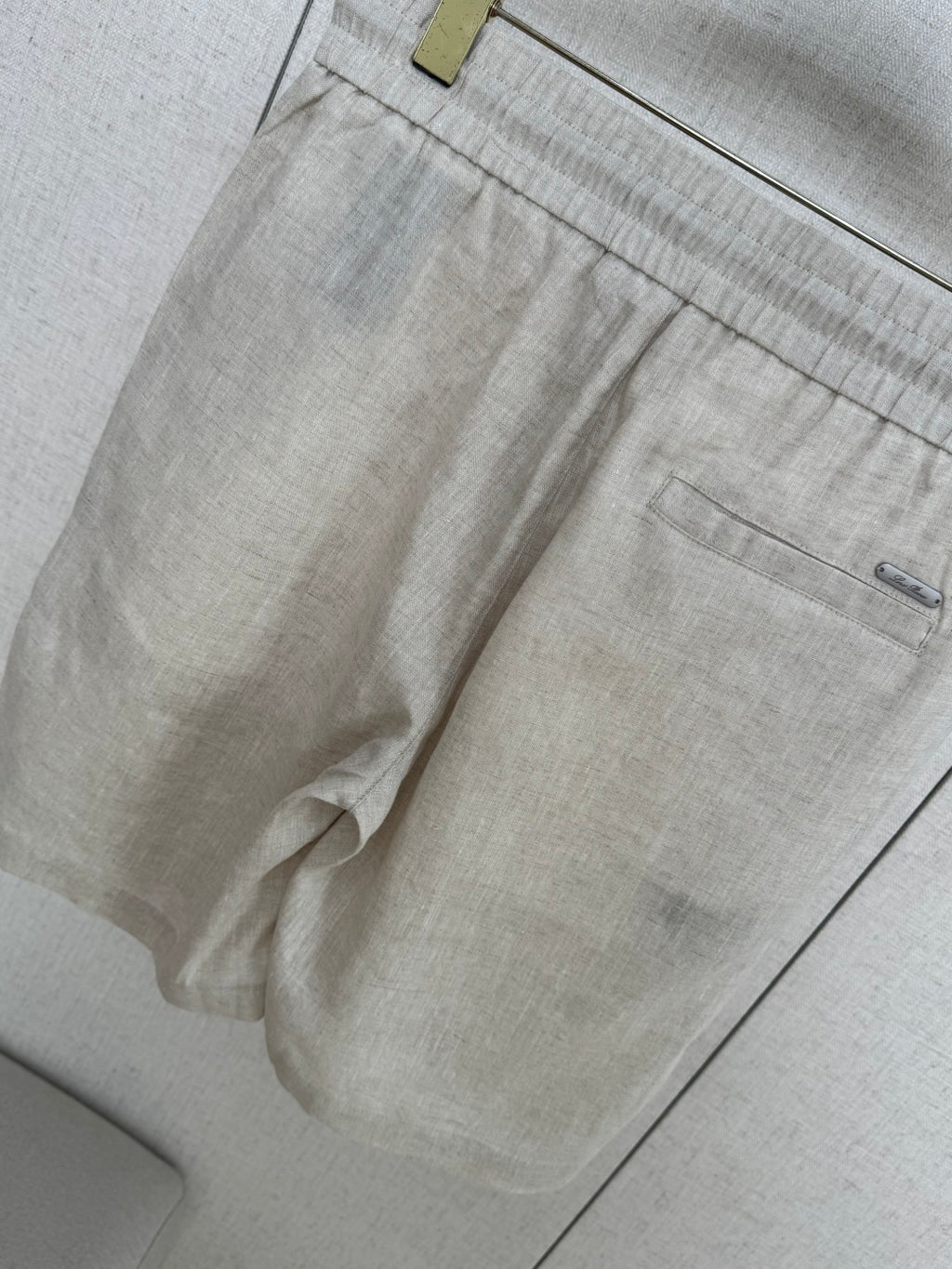 Loro Piana Shorts Beige – Leichte Leinenshorts mit Elastikbund und Kordelzug