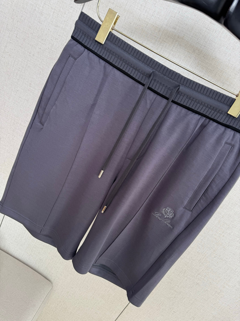 Loro Piana Shorts Dunkelgrau – Elastische Premium-Shorts mit Gesässtasche