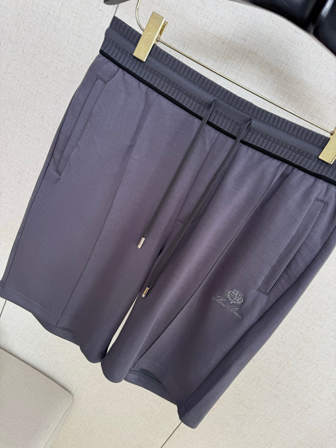 Loro Piana Shorts Dunkelgrau – Elastische Premium-Shorts mit Gesässtasche