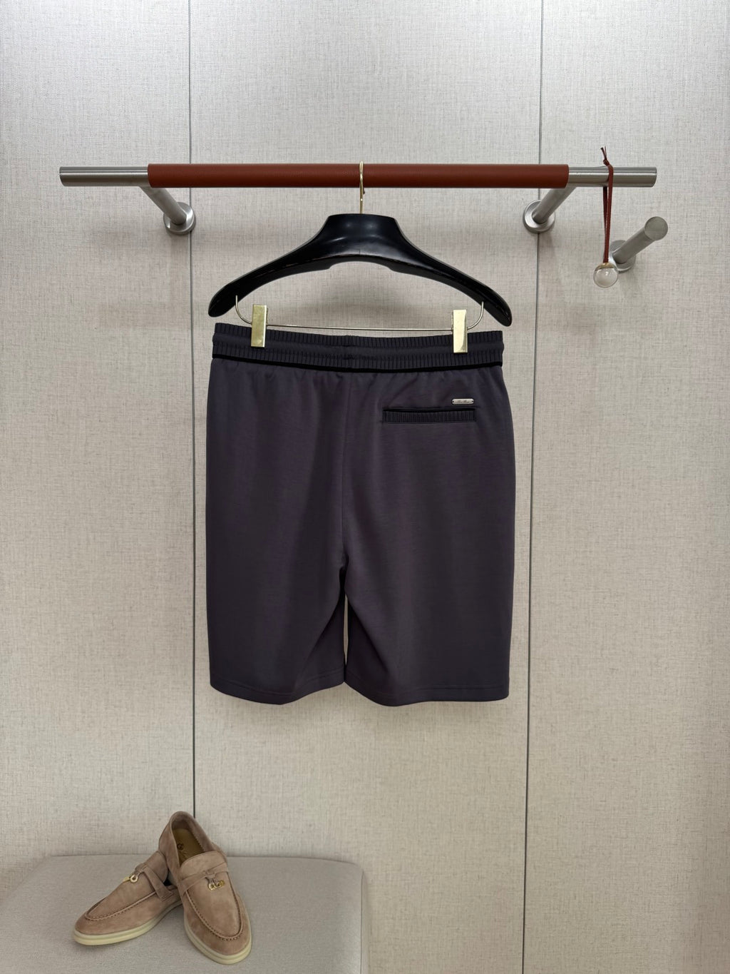 Loro Piana Shorts Dunkelgrau – Elastische Premium-Shorts mit Gesässtasche