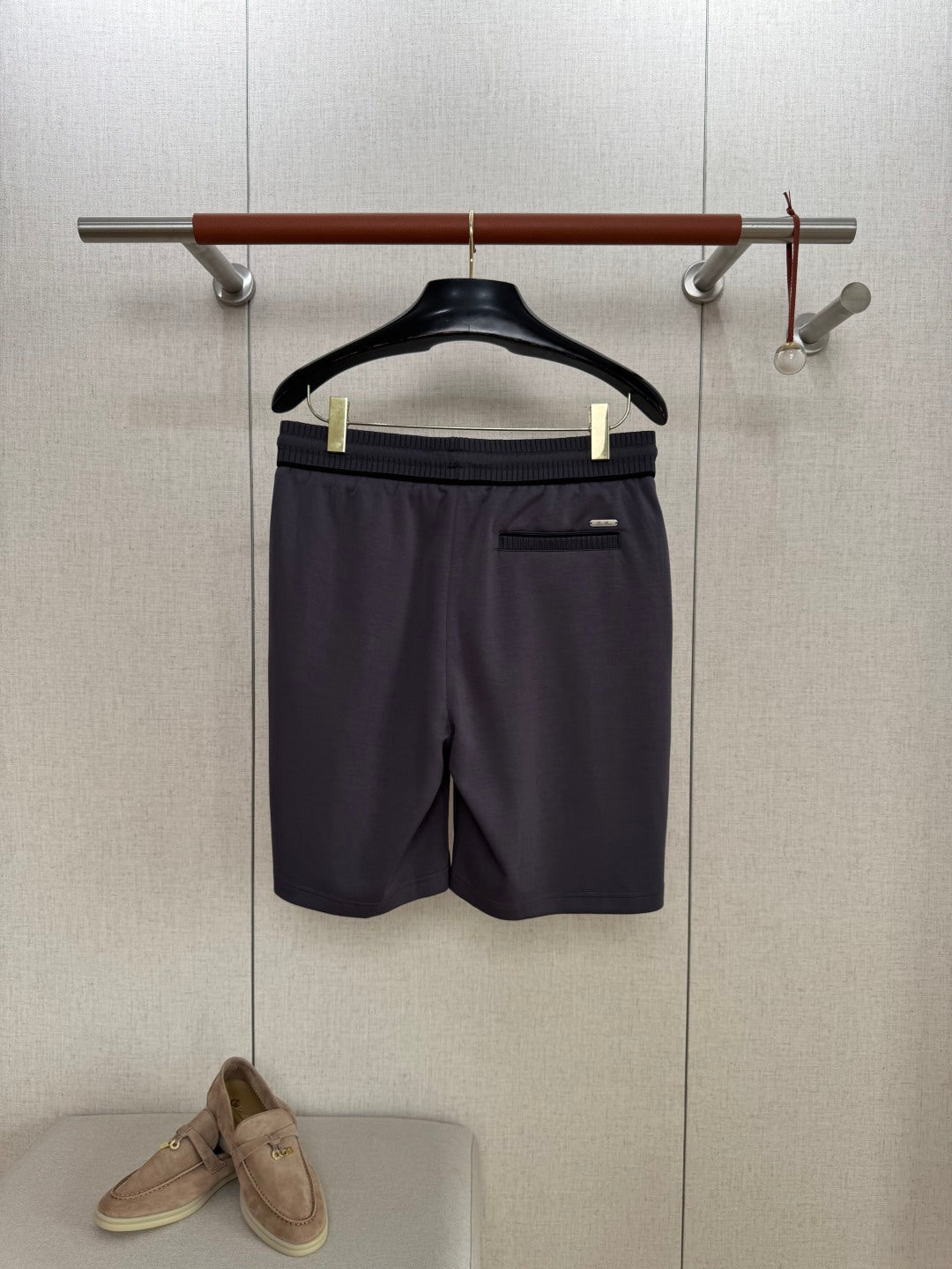 Loro Piana Shorts Dunkelgrau – Elastische Premium-Shorts mit Gesässtasche