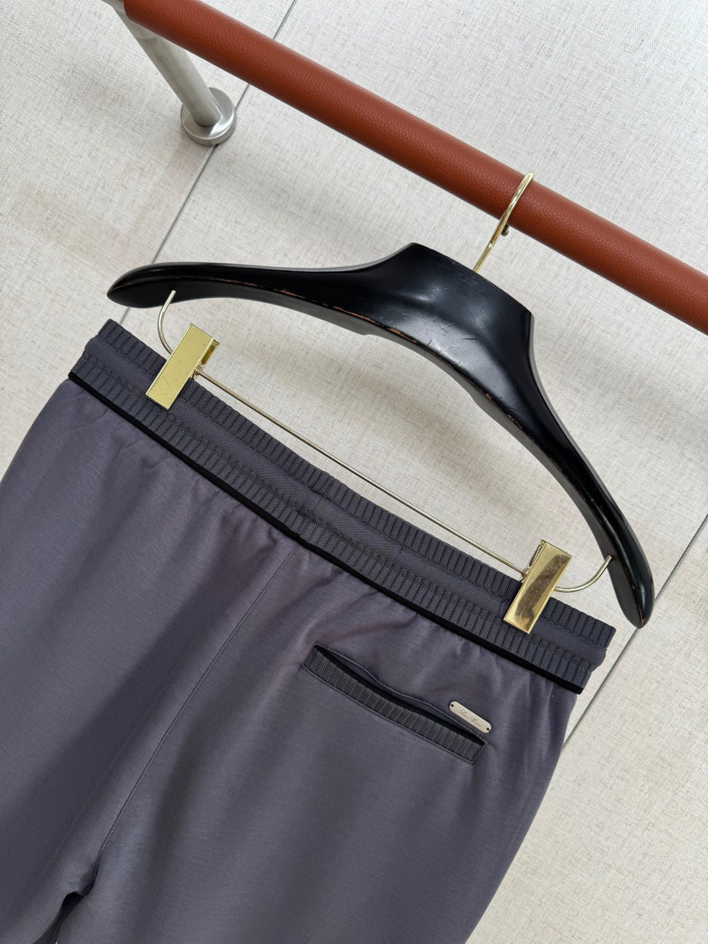 Loro Piana Shorts Dunkelgrau – Elastische Premium-Shorts mit Gesässtasche