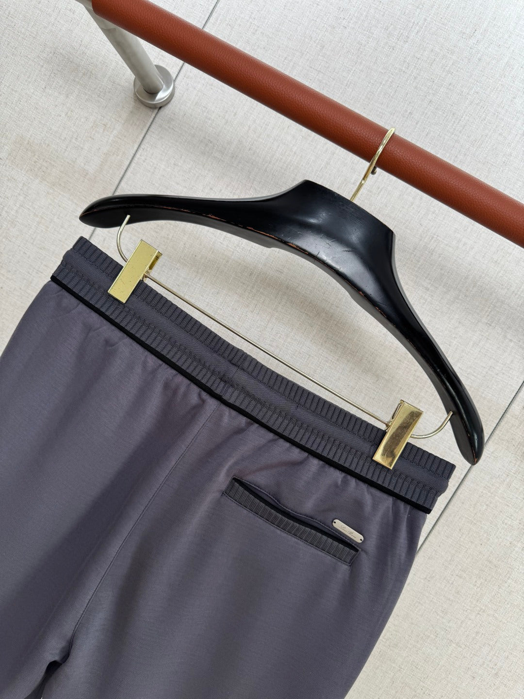 Loro Piana Shorts Dunkelgrau – Elastische Premium-Shorts mit Gesässtasche