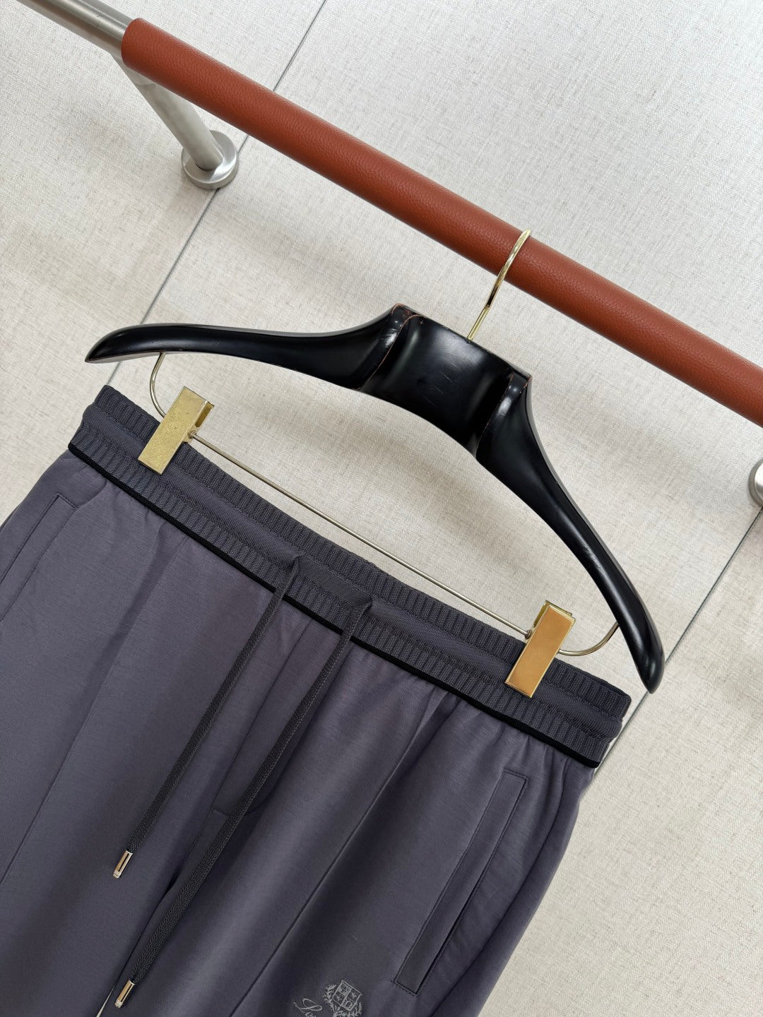 Loro Piana Shorts Dunkelgrau – Elastische Premium-Shorts mit Gesässtasche