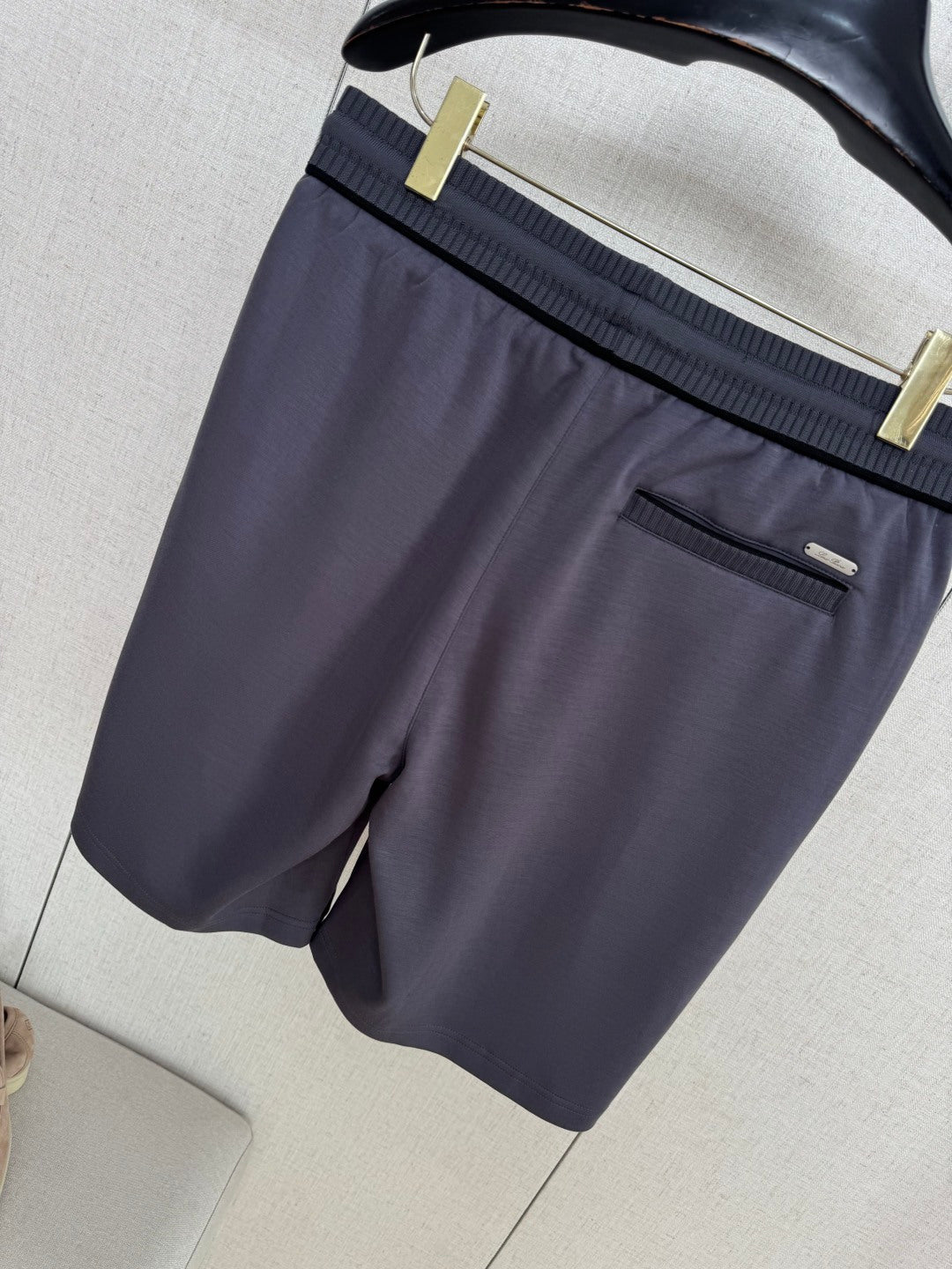 Loro Piana Shorts Dunkelgrau – Elastische Premium-Shorts mit Gesässtasche