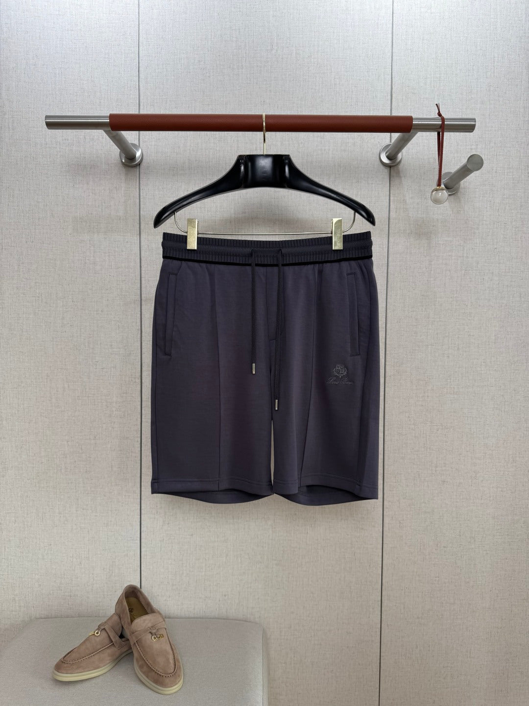 Loro Piana Shorts Dunkelgrau – Elastische Premium-Shorts mit Gesässtasche