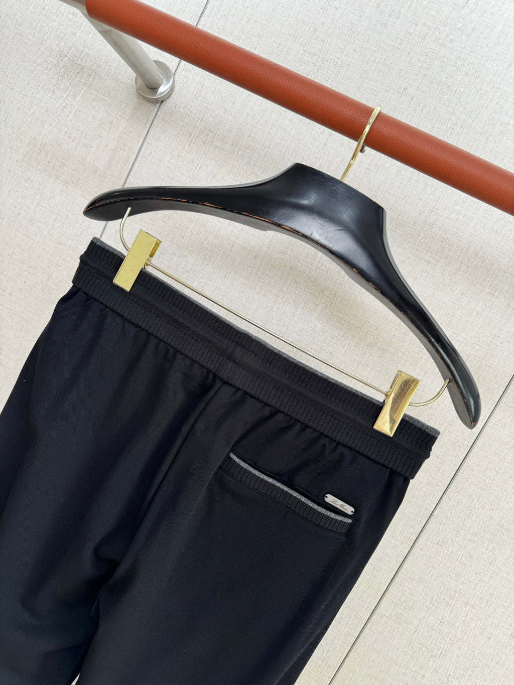 Loro Piana Hose Schwarz – Komfortable Hose mit Elastikbund und moderner Silhouette