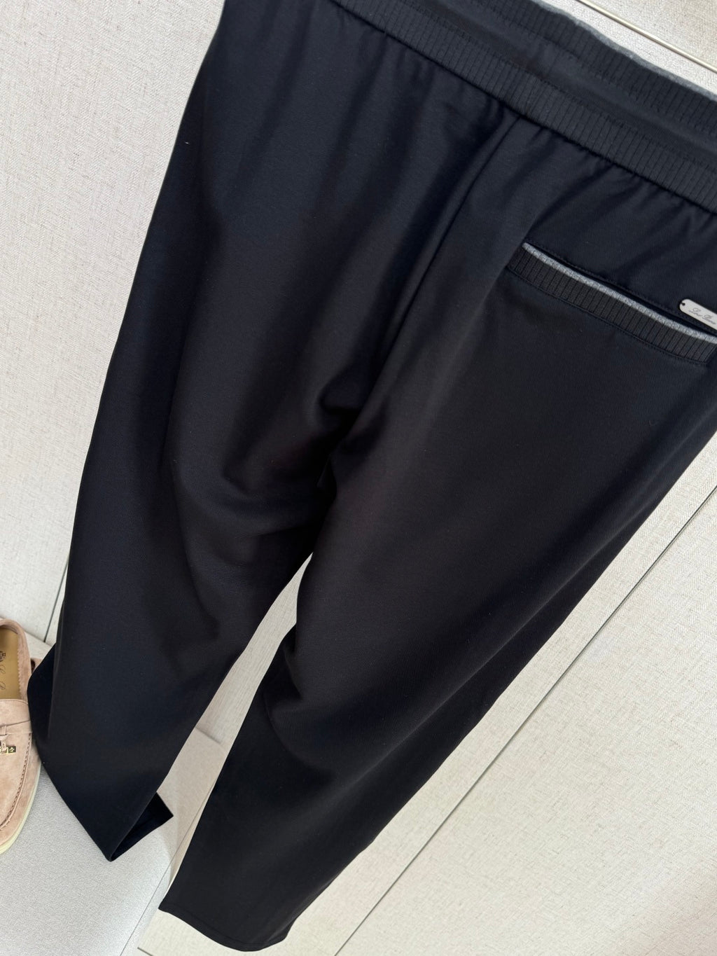 Loro Piana Hose Schwarz – Komfortable Hose mit Elastikbund und moderner Silhouette