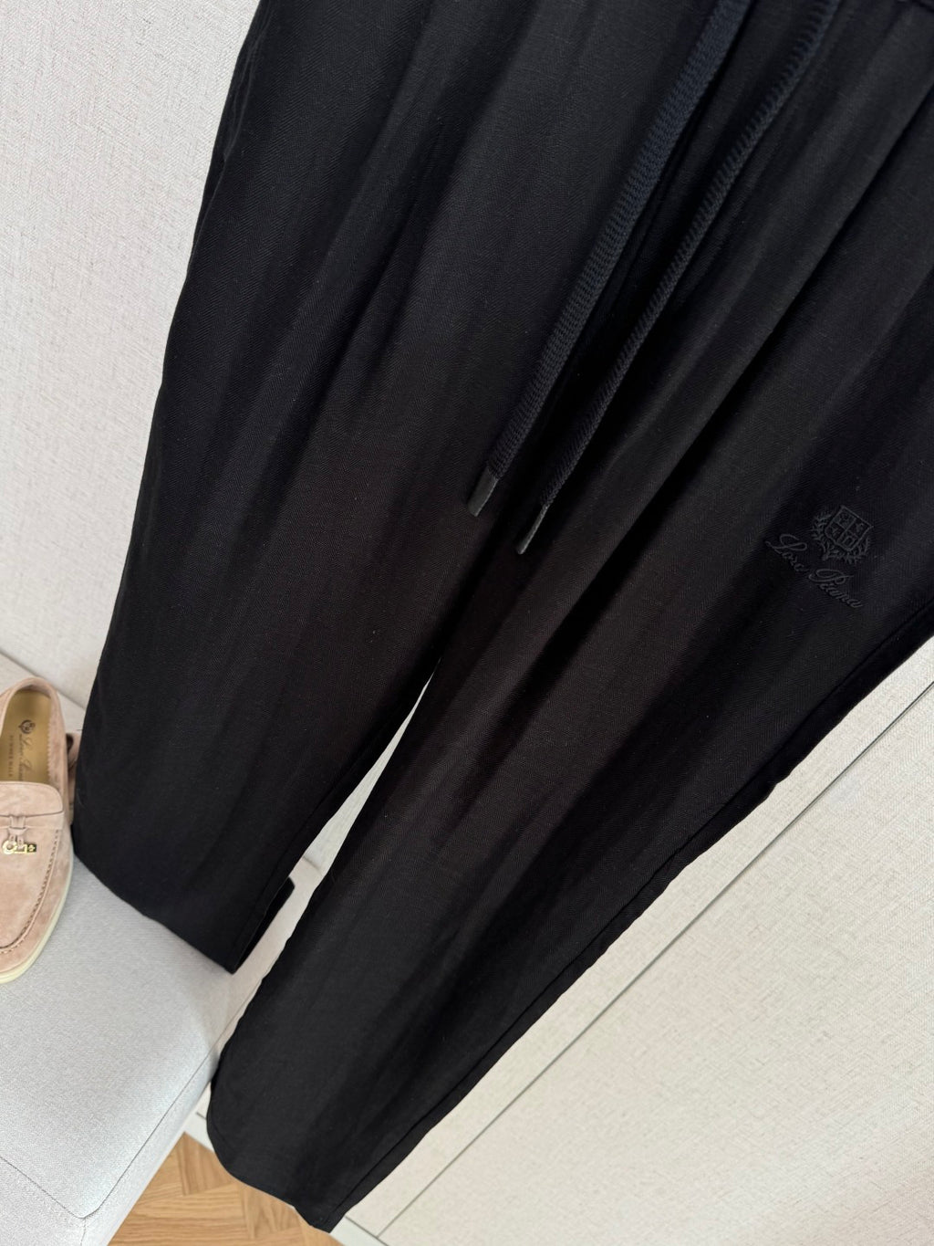 Loro Piana Hose Schwarz – Komfortable Hose mit Elastikbund und moderner Silhouette