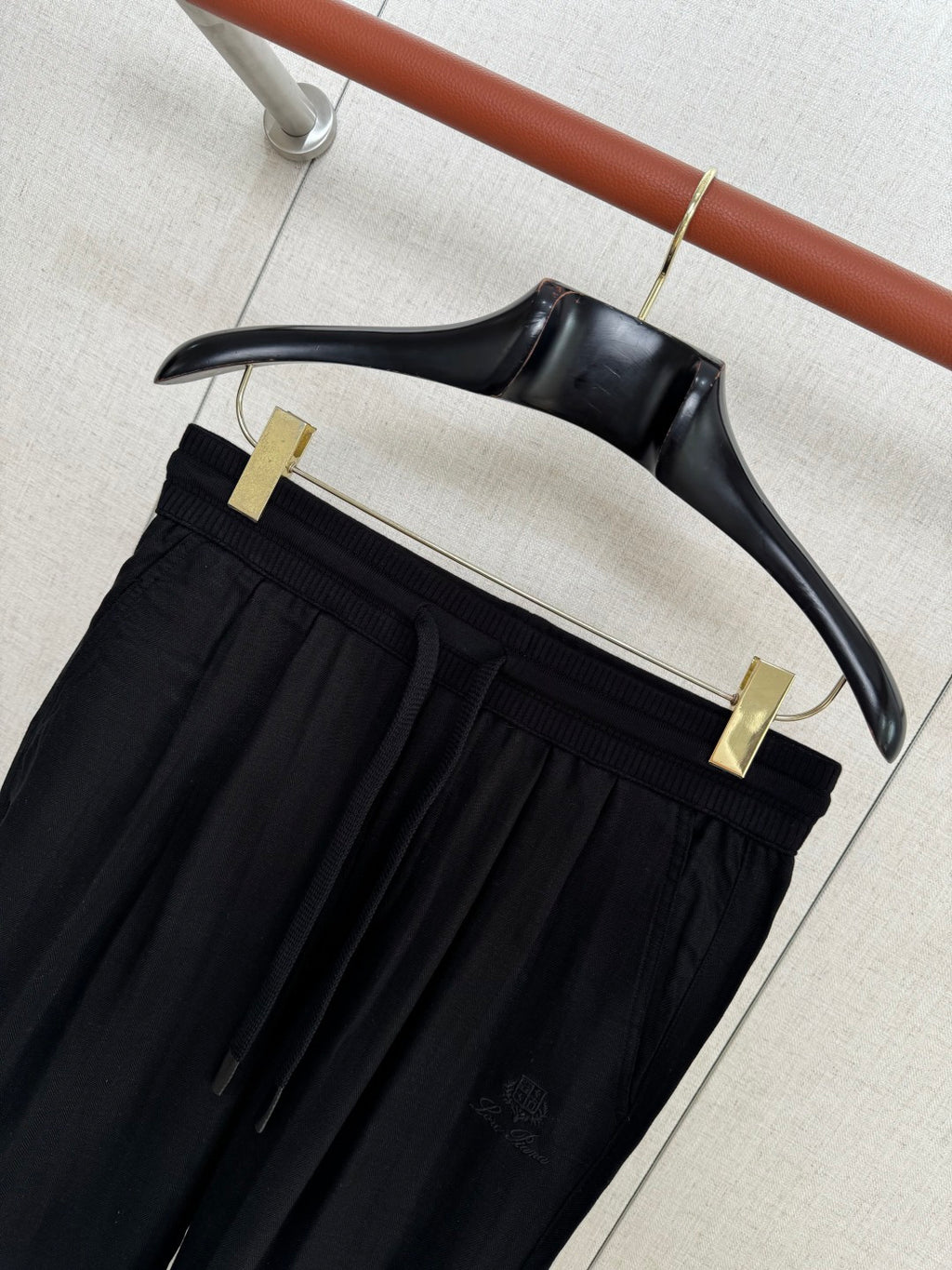 Loro Piana Hose Schwarz – Komfortable Hose mit Elastikbund und moderner Silhouette