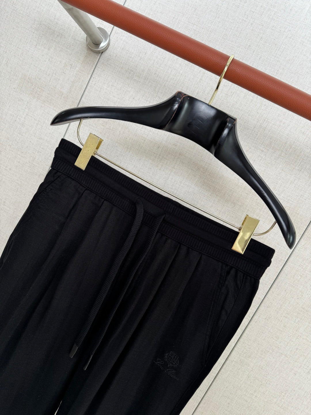 Loro Piana Hose Schwarz – Komfortable Hose mit Elastikbund und moderner Silhouette