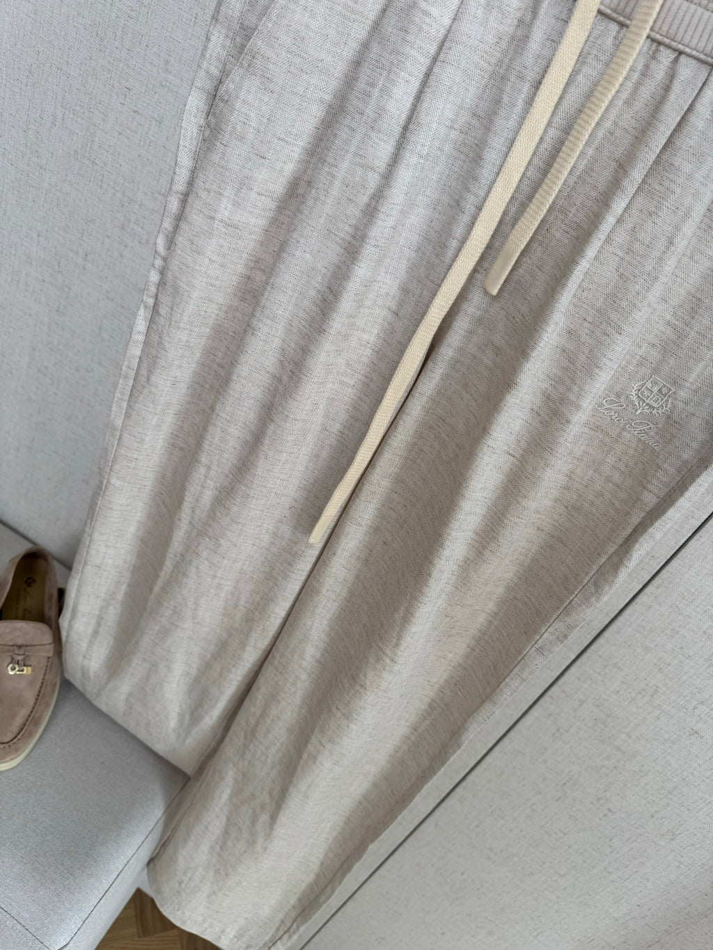 Loro Piana Hose Beige – Leichte Sommerhose mit Elastikbund und Kordelzug