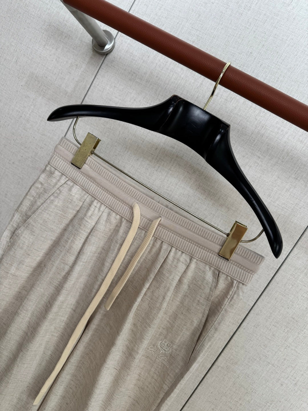 Loro Piana Hose Beige – Leichte Sommerhose mit Elastikbund und Kordelzug