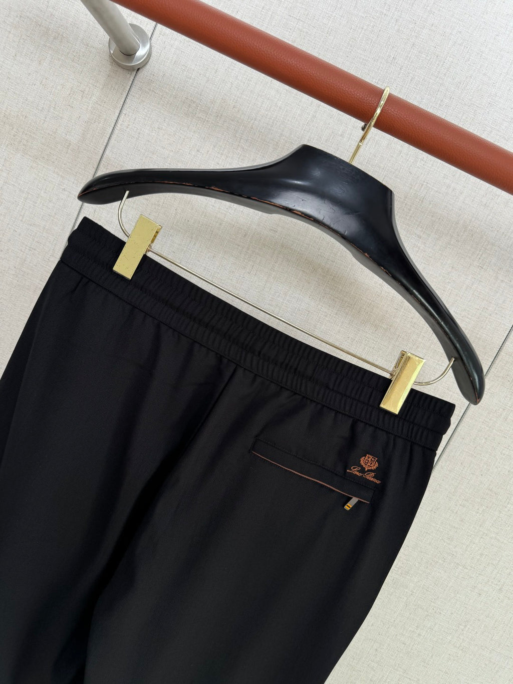 Loro Piana Hose Schwarz – Modernes Modell mit Elastikbund und zweifarbigen Kordelzügen