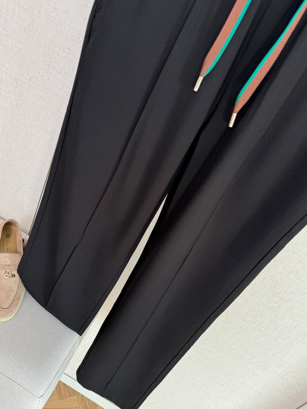 Loro Piana Hose Schwarz – Modernes Modell mit Elastikbund und zweifarbigen Kordelzügen