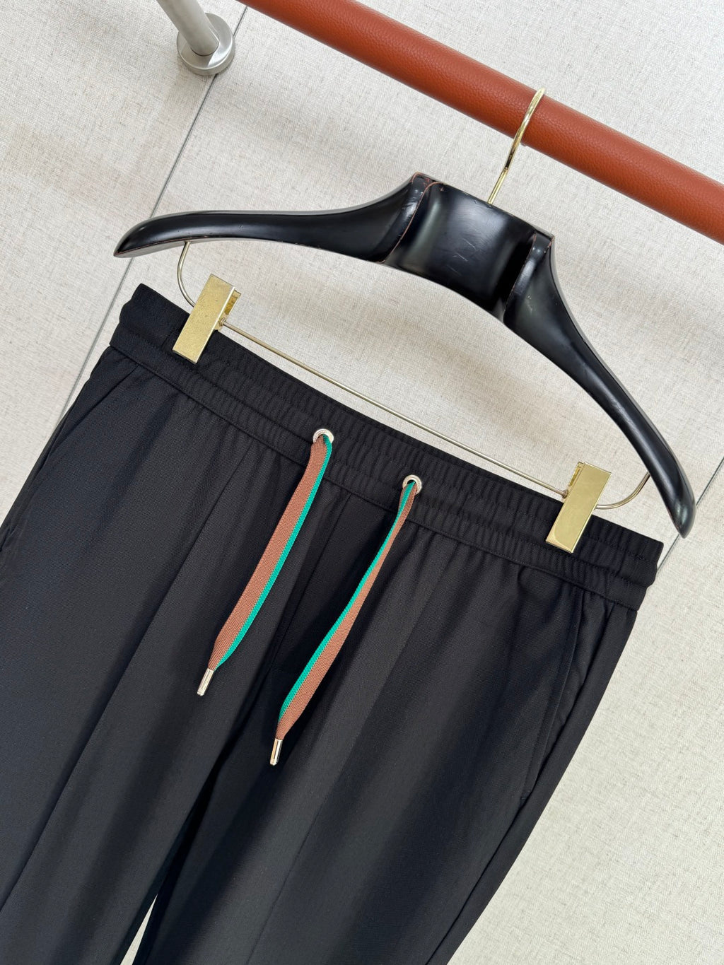 Loro Piana Hose Schwarz – Modernes Modell mit Elastikbund und zweifarbigen Kordelzügen