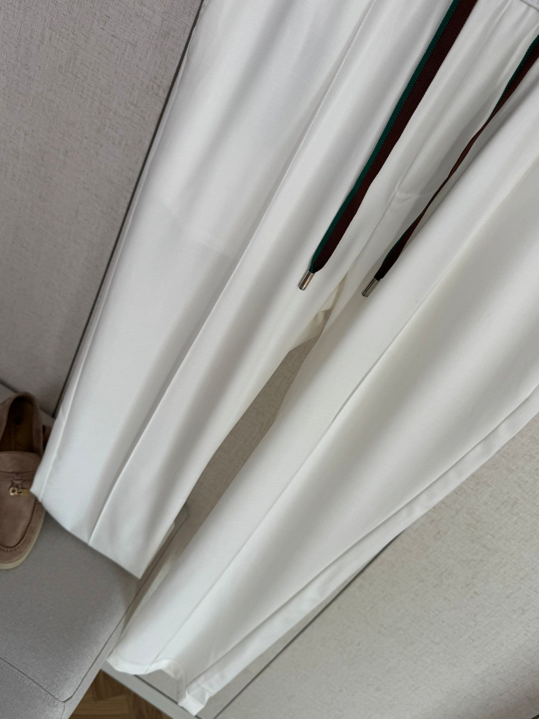 Loro Piana Hose Weiss – Moderne Hose mit Elastikbund und zweifarbigen Kordelzügen