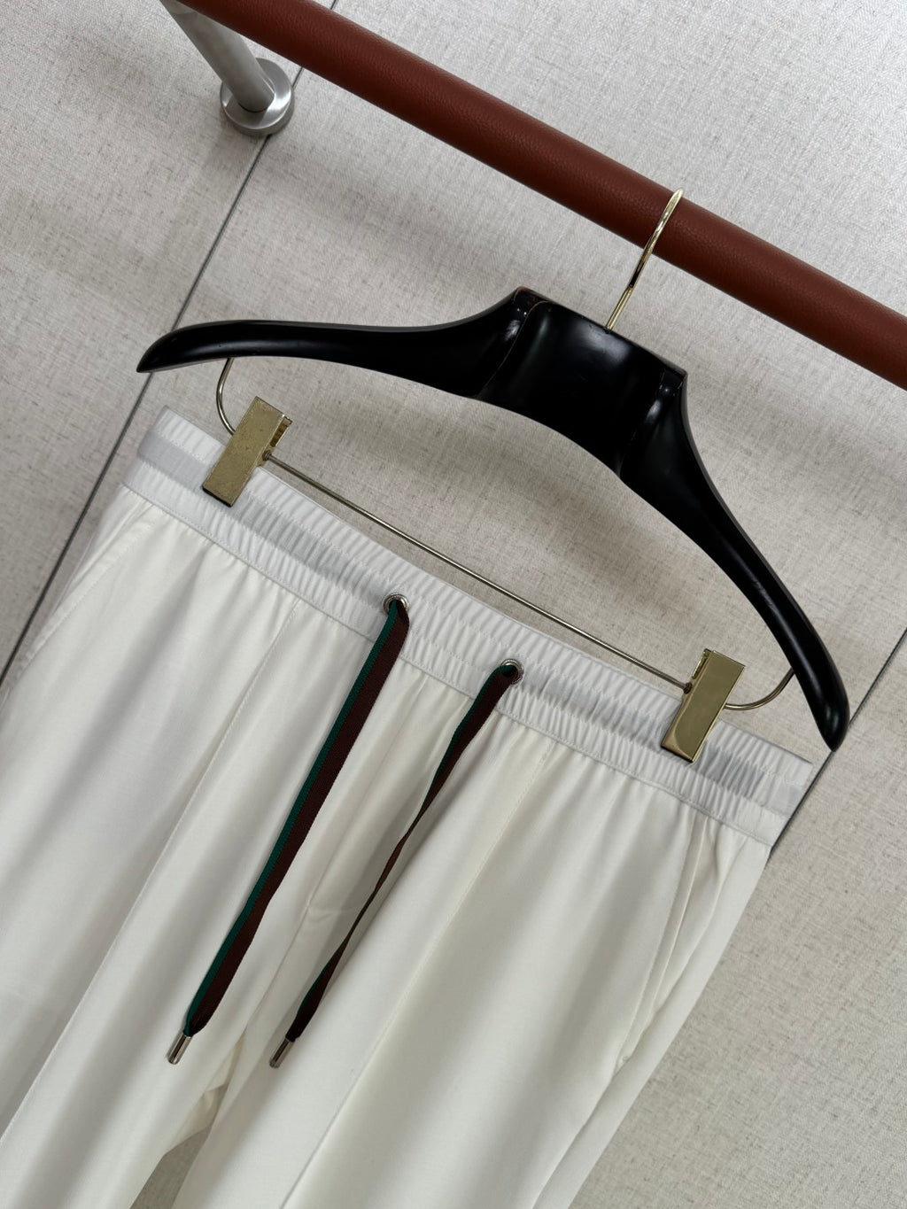 Loro Piana Hose Weiss – Moderne Hose mit Elastikbund und zweifarbigen Kordelzügen