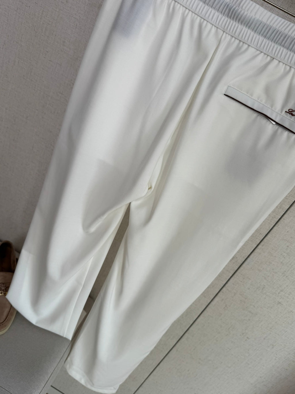 Loro Piana Hose Weiss – Moderne Hose mit Elastikbund und zweifarbigen Kordelzügen
