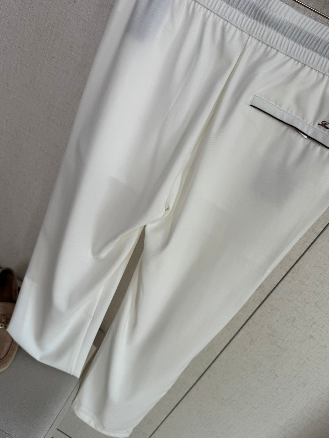 Loro Piana Hose Weiss – Moderne Hose mit Elastikbund und zweifarbigen Kordelzügen