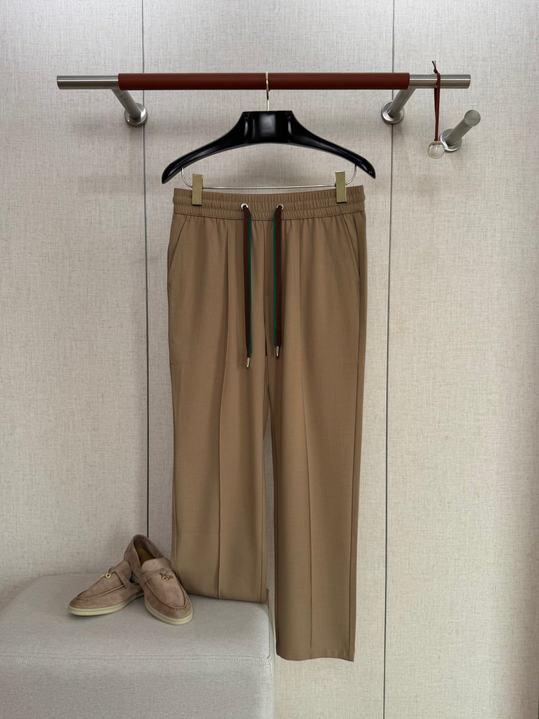 Loro Piana Hose Beige – Moderne Hose mit Elastikbund und Logo-Detail