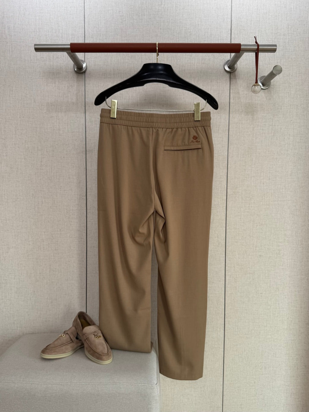 Loro Piana Hose Beige – Moderne Hose mit Elastikbund und Logo-Detail
