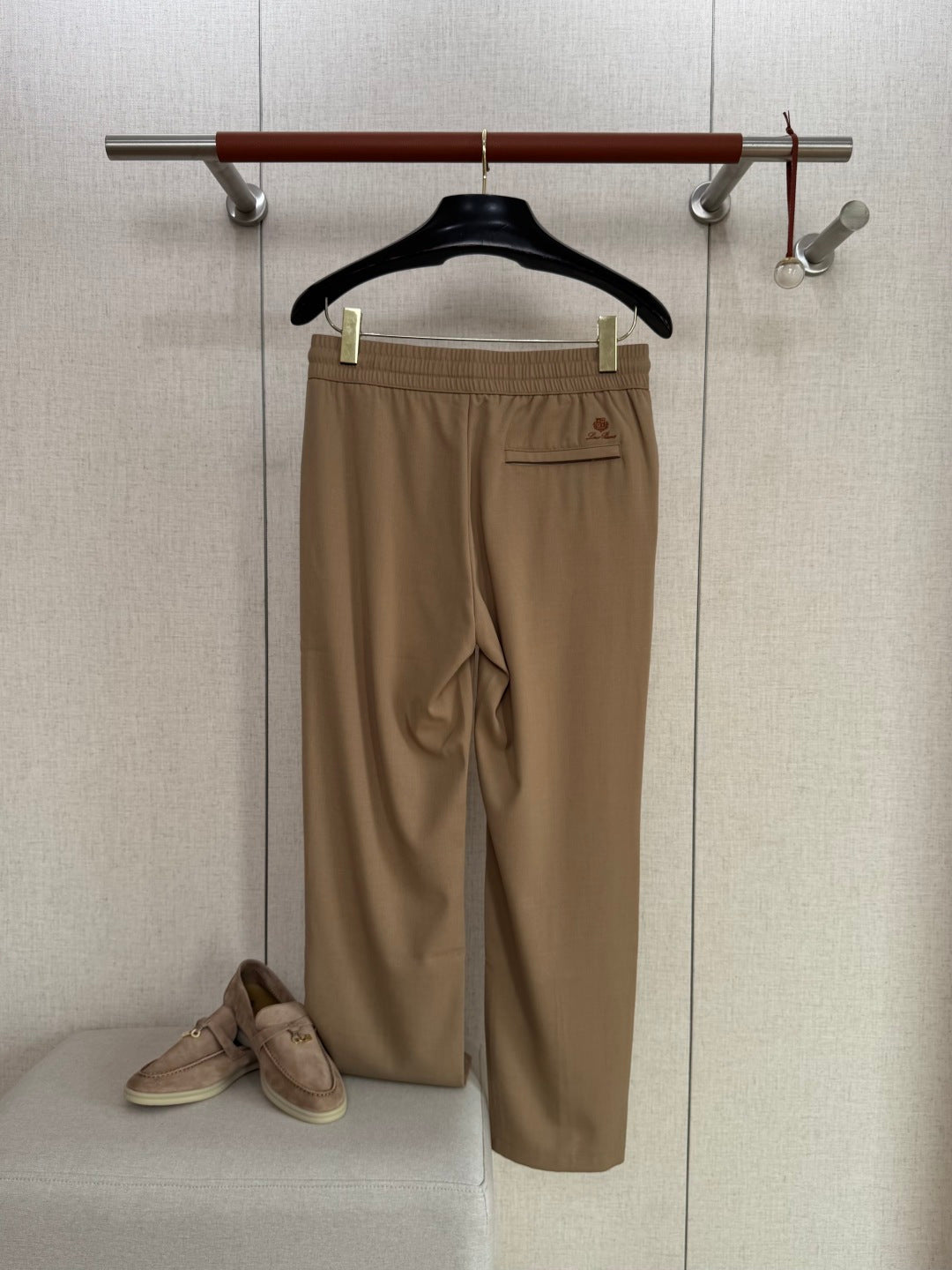 Loro Piana Hose Beige – Moderne Hose mit Elastikbund und Logo-Detail