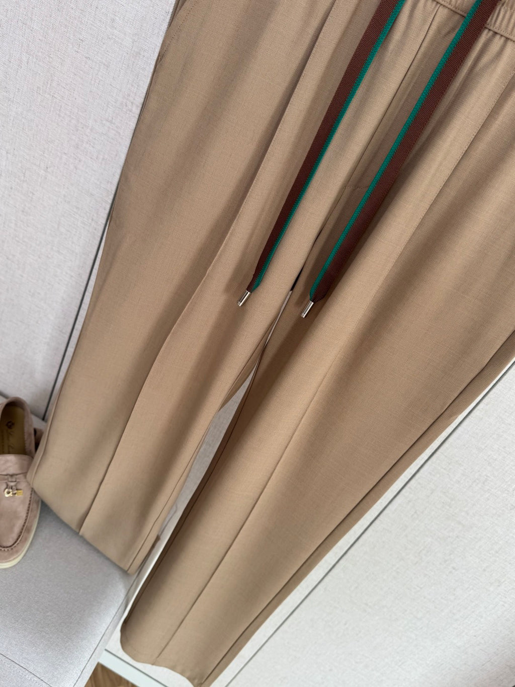 Loro Piana Hose Beige – Moderne Hose mit Elastikbund und Logo-Detail
