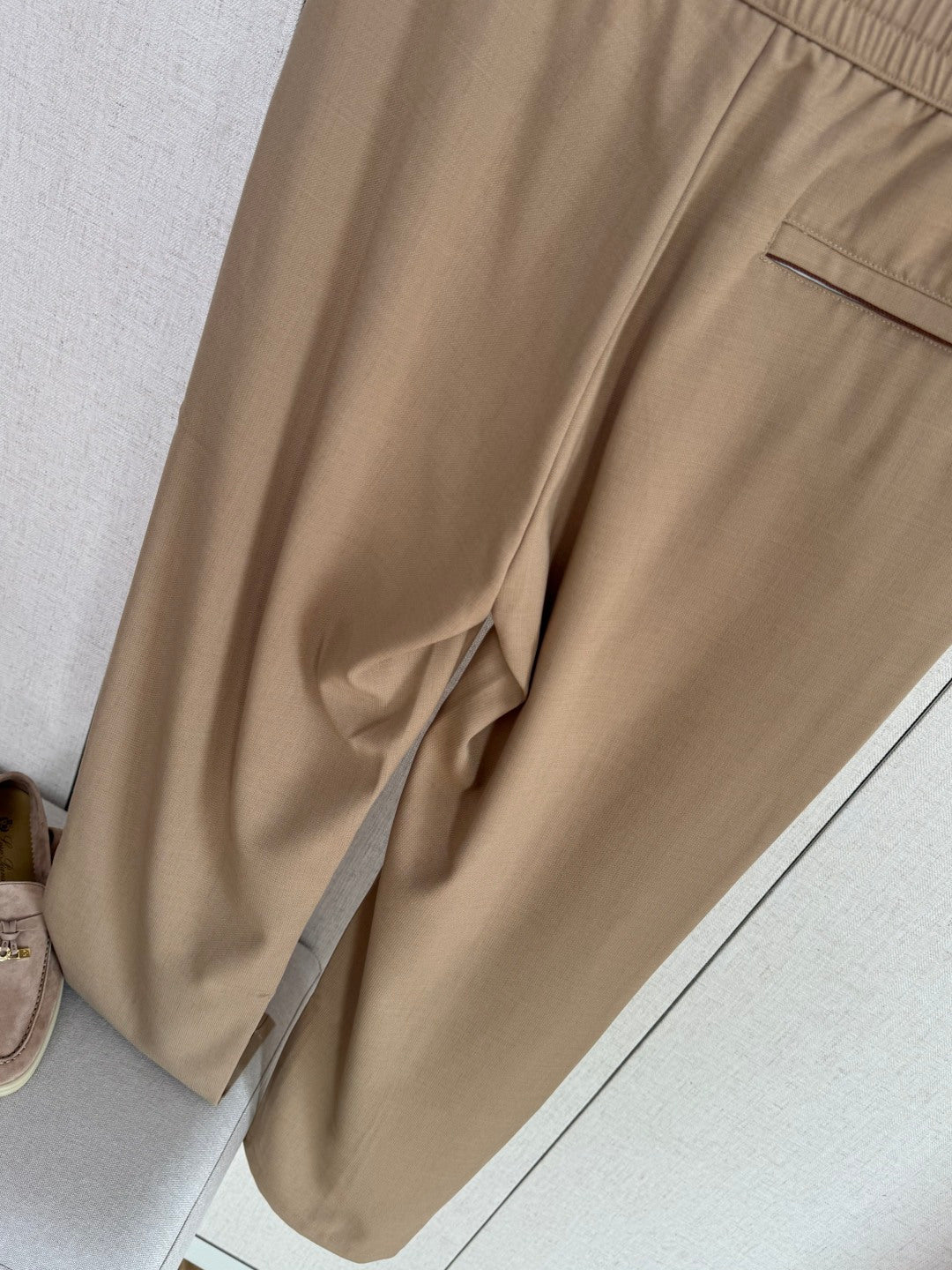 Loro Piana Hose Beige – Moderne Hose mit Elastikbund und Logo-Detail
