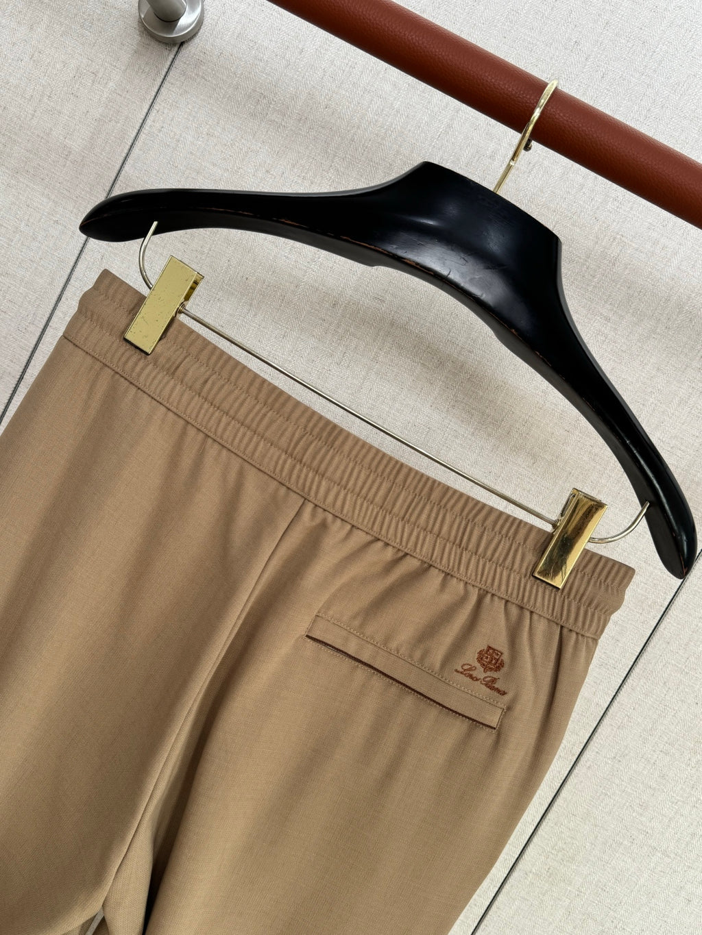 Loro Piana Hose Beige – Moderne Hose mit Elastikbund und Logo-Detail