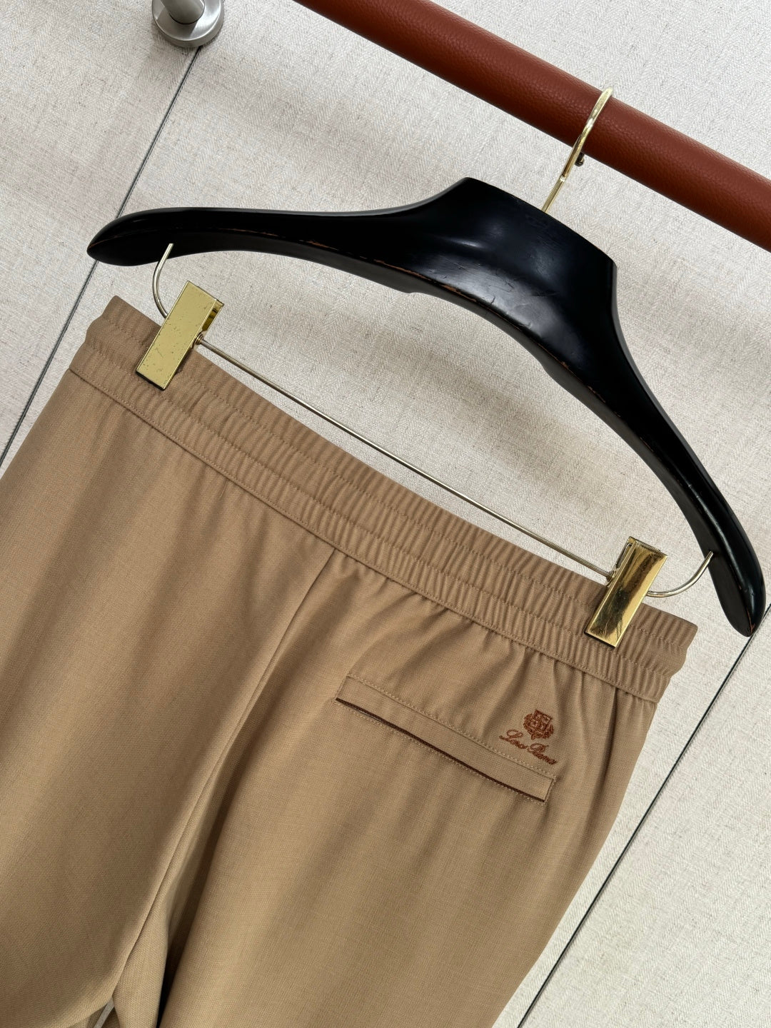 Loro Piana Hose Beige – Moderne Hose mit Elastikbund und Logo-Detail