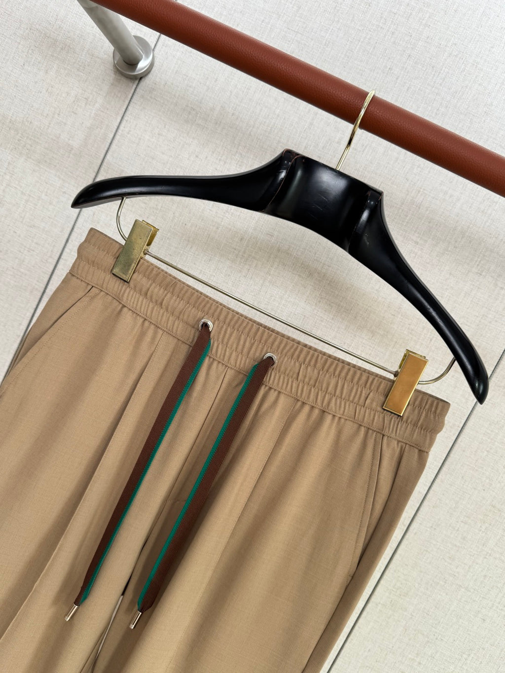 Loro Piana Hose Beige – Moderne Hose mit Elastikbund und Logo-Detail