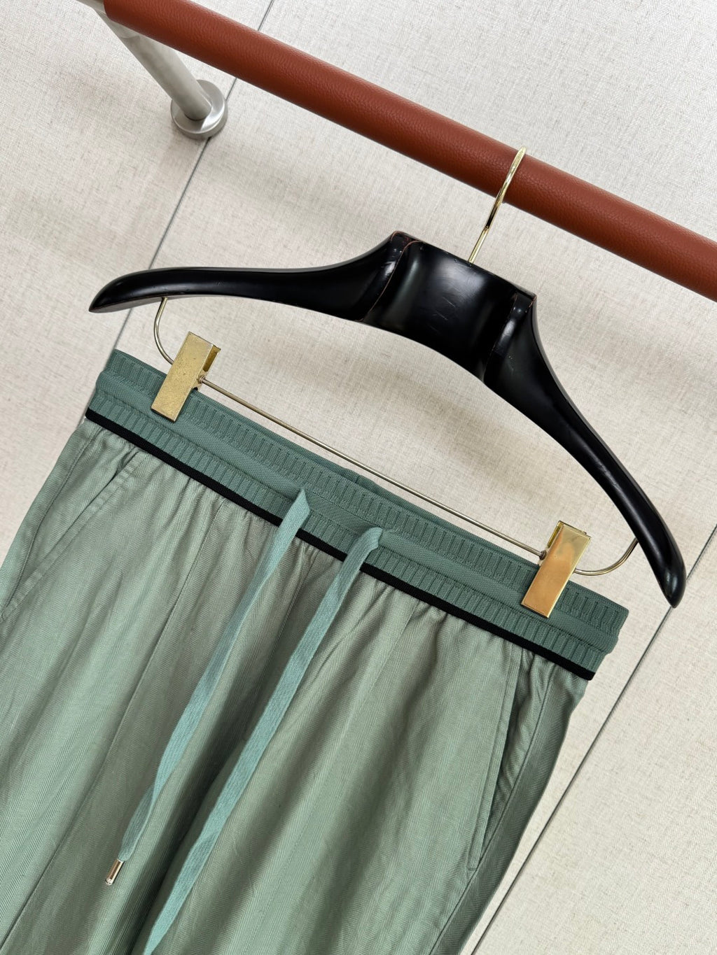 Loro Piana Hose Grün – Leichte Sommerhose mit Elastikbund und Kordelzug