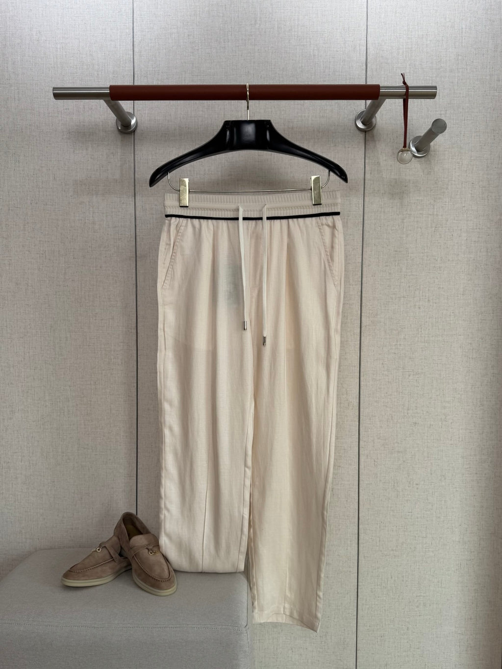 Loro Piana Hose Hellbeige – Leichte Sommerhose mit Elastikbund und Kordelzug