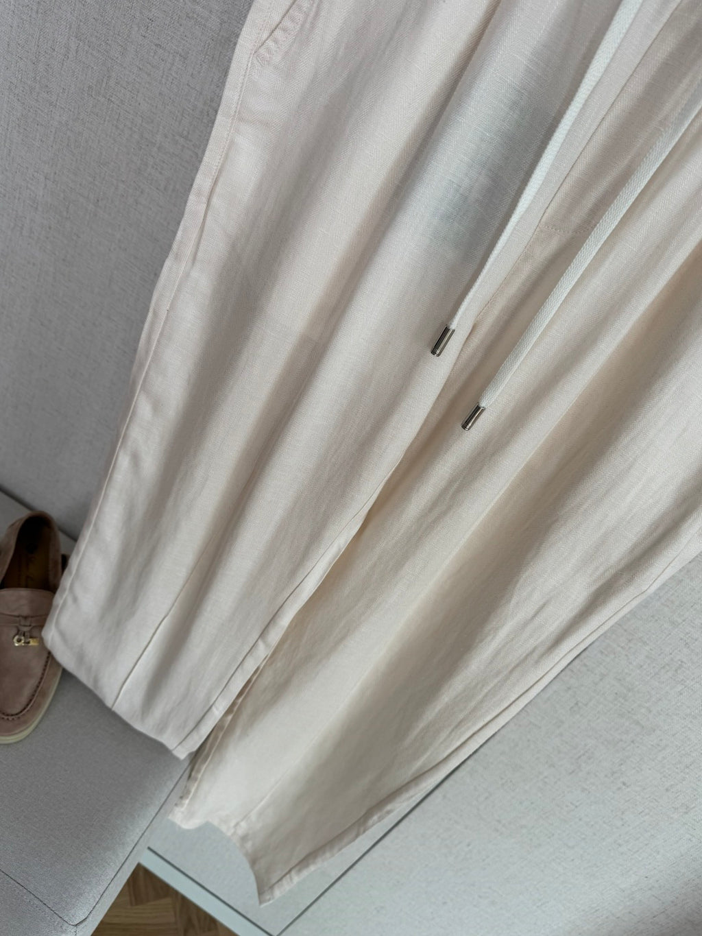 Loro Piana Hose Hellbeige – Leichte Sommerhose mit Elastikbund und Kordelzug