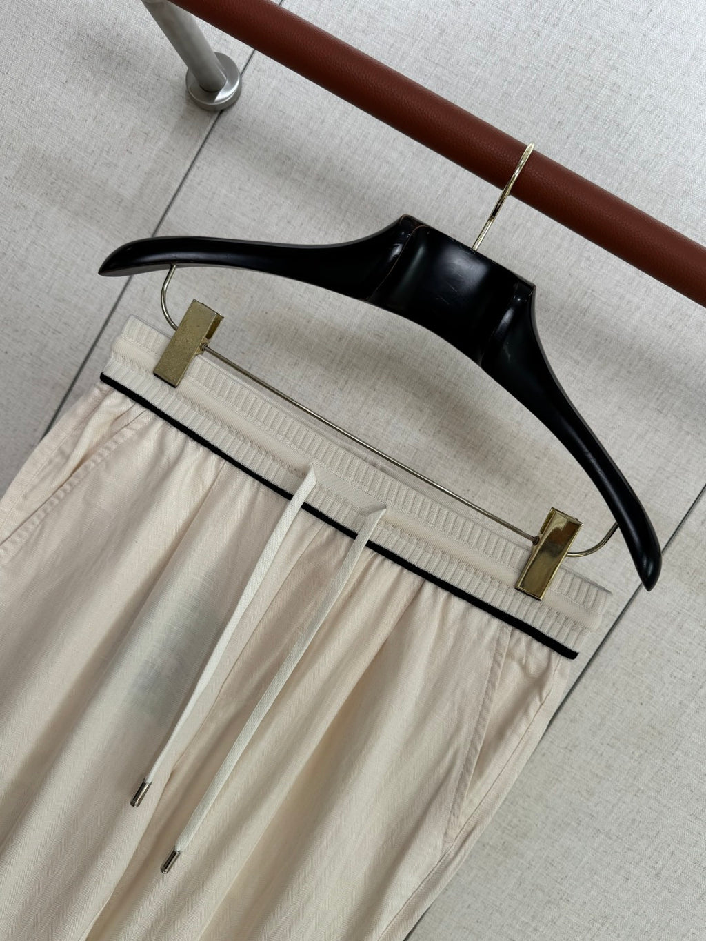 Loro Piana Hose Hellbeige – Leichte Sommerhose mit Elastikbund und Kordelzug