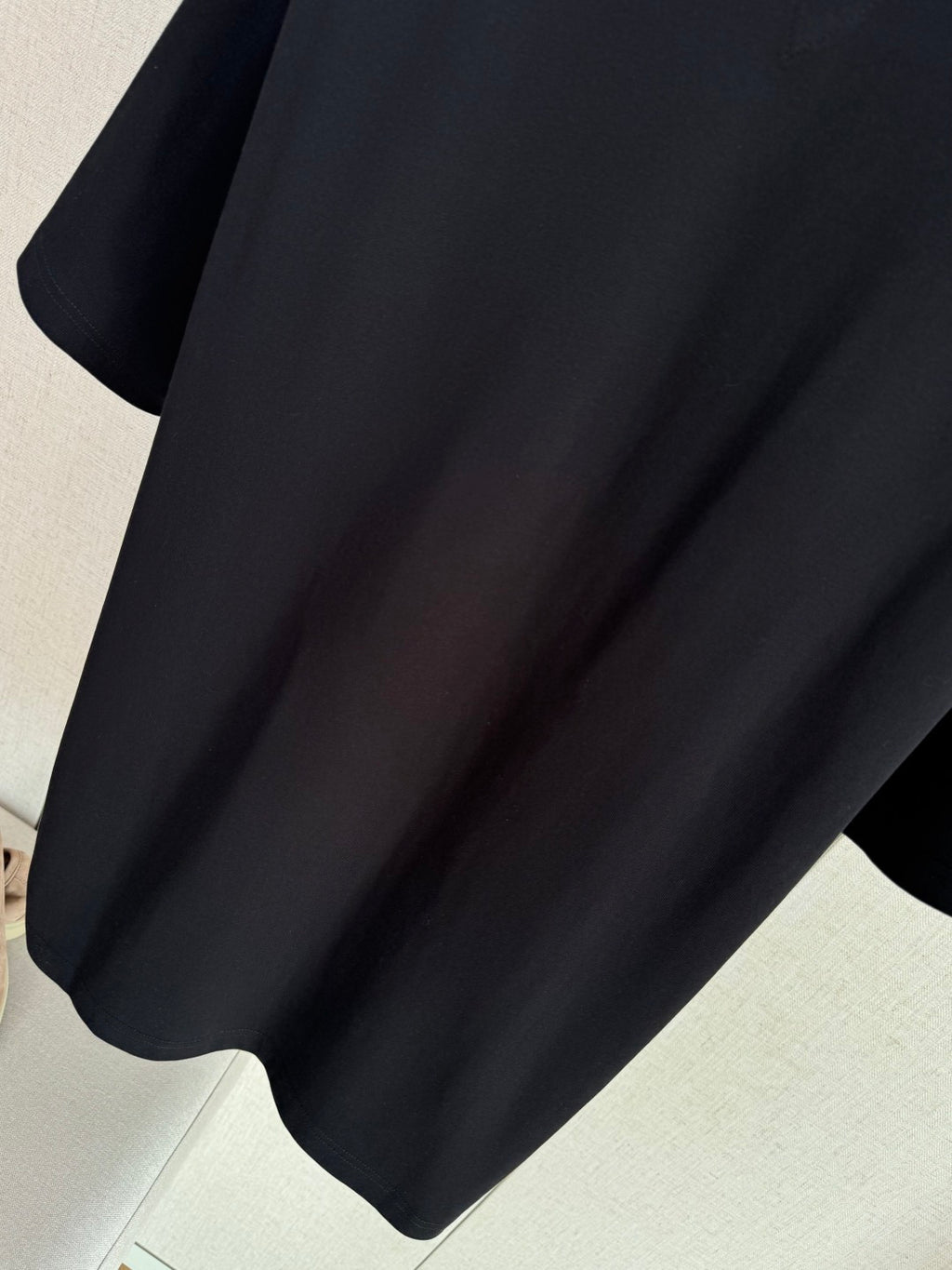 Dior – Schwarzes T-Shirt mit grafischer Brusttasche und weißer Kontrastnaht