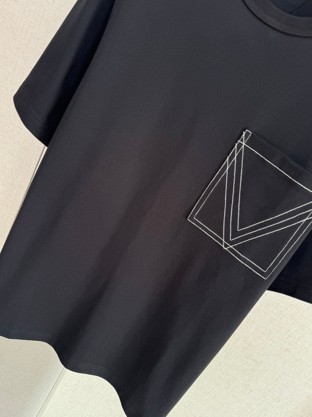 Dior – Schwarzes T-Shirt mit grafischer Brusttasche und weißer Kontrastnaht