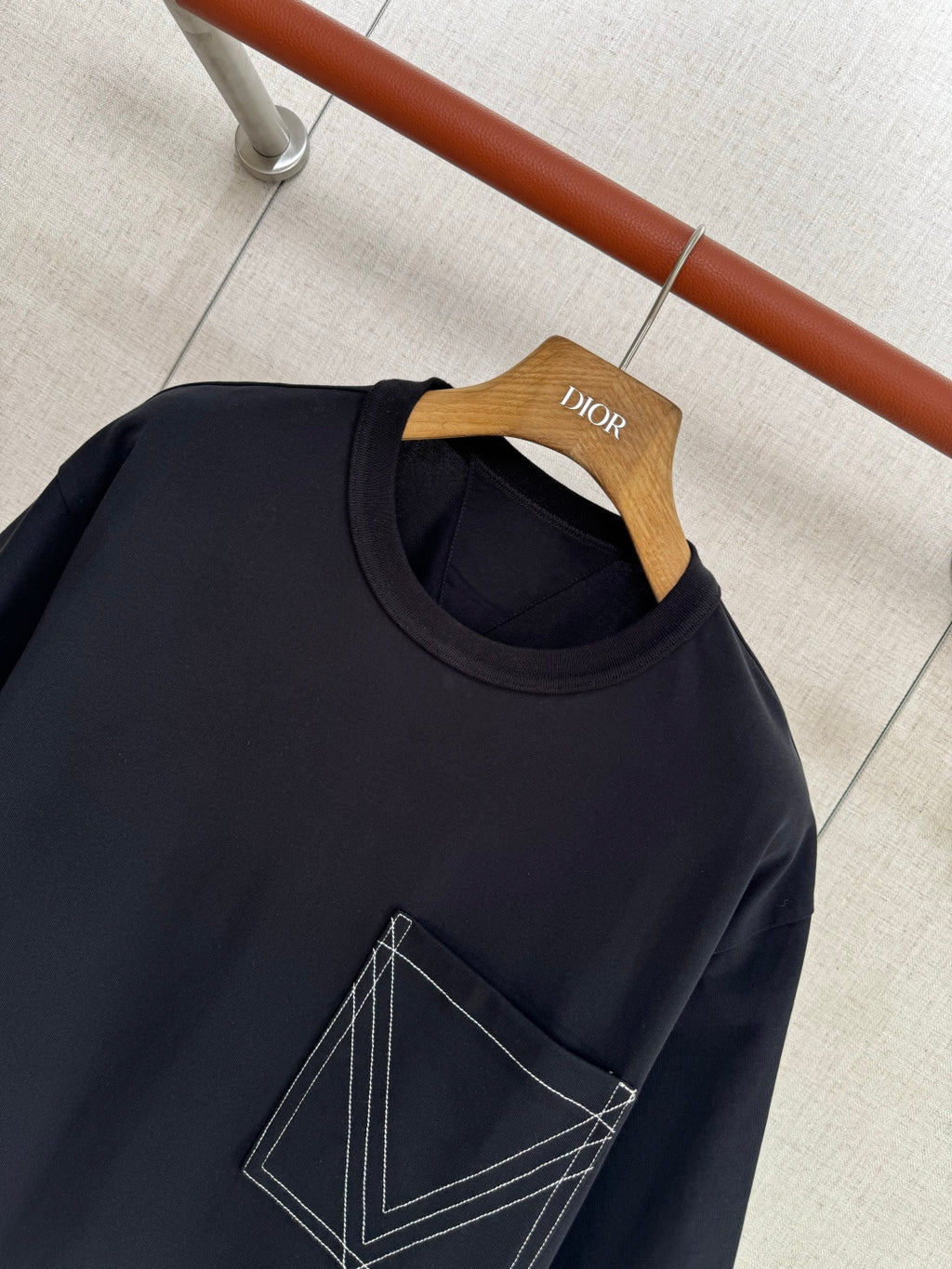 Dior – Schwarzes T-Shirt mit grafischer Brusttasche und weißer Kontrastnaht