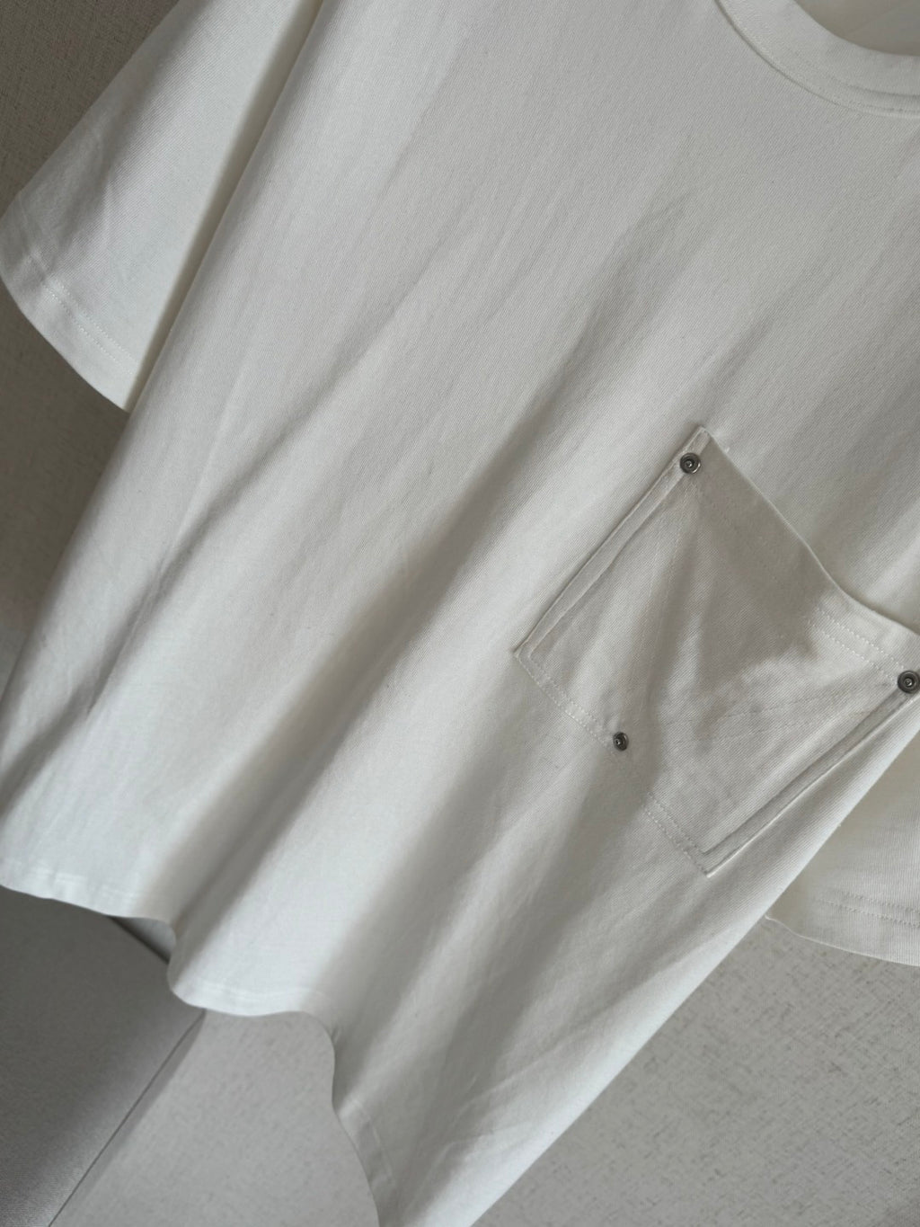 Dior – Weisses T-Shirt mit Brusttasche und Metallnieten