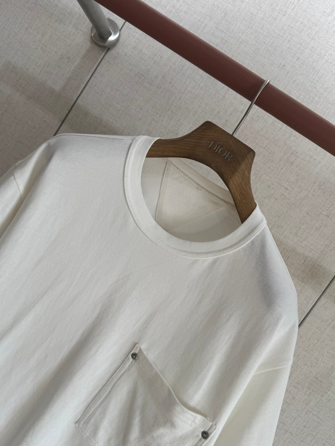 Dior – Weisses T-Shirt mit Brusttasche und Metallnieten
